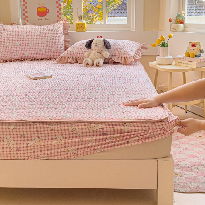 91家纺网 家纺一手货源 找家纺 纽缦家纺 2025新款云朵提花双层纱夹棉绗缝床笠 猫猫晚宴