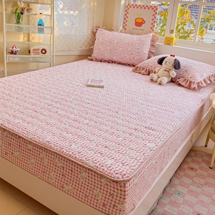 91家纺网 家纺一手货源 找家纺 纽缦家纺 2025新款云朵提花双层纱夹棉绗缝床笠 猫猫晚宴