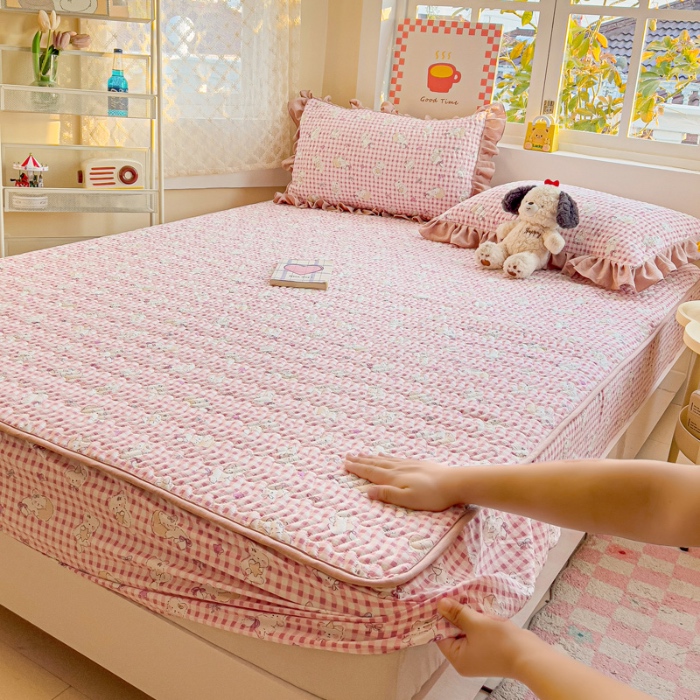 91家纺网 家纺一手货源 找家纺 纽缦家纺 2025新款云朵提花双层纱夹棉绗缝床笠 猫猫晚宴