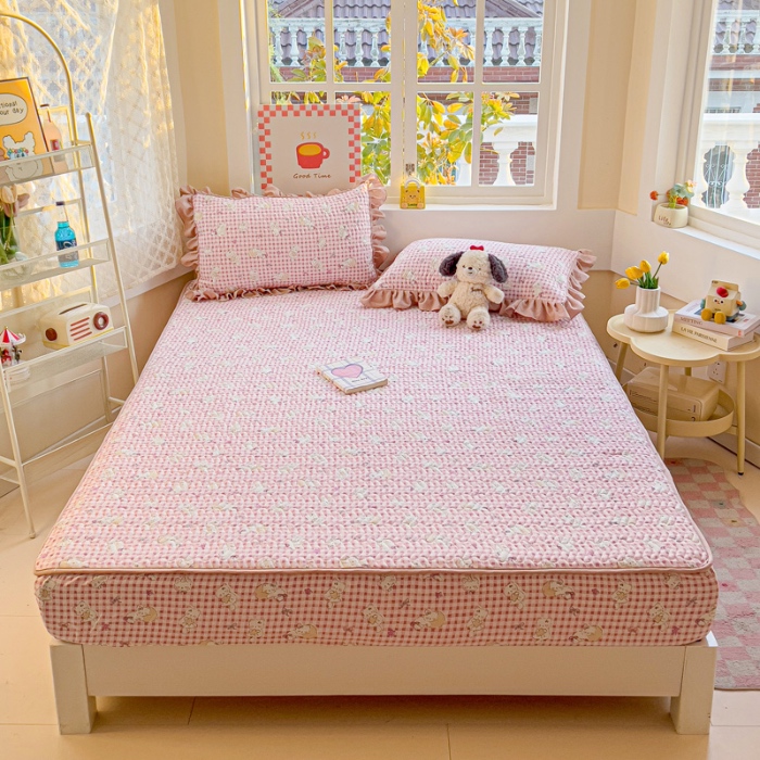 91家纺网 家纺一手货源 找家纺 纽缦家纺 2025新款云朵提花双层纱夹棉绗缝床笠 猫猫晚宴