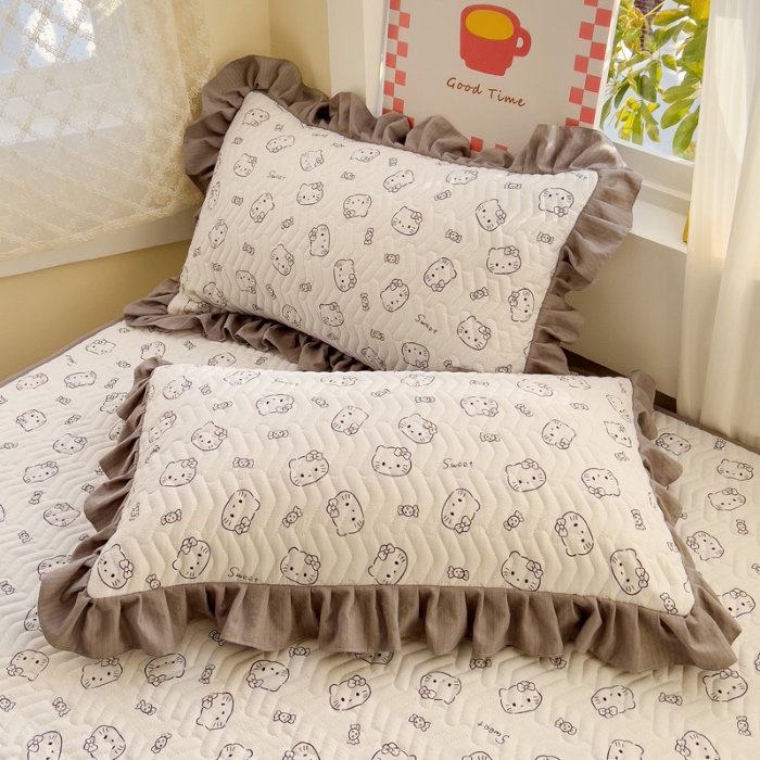 91家纺网 家纺一手货源 找家纺 纽缦家纺 2025新款云朵提花双层纱夹棉绗缝床笠 猫咪恋人