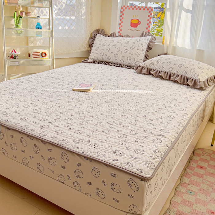 91家纺网 家纺一手货源 找家纺 纽缦家纺 2025新款云朵提花双层纱夹棉绗缝床笠 猫咪恋人