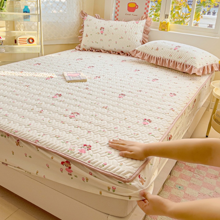 91家纺网 家纺一手货源 找家纺 纽缦家纺 2025新款云朵提花双层纱夹棉绗缝床笠 蜜糖之恋