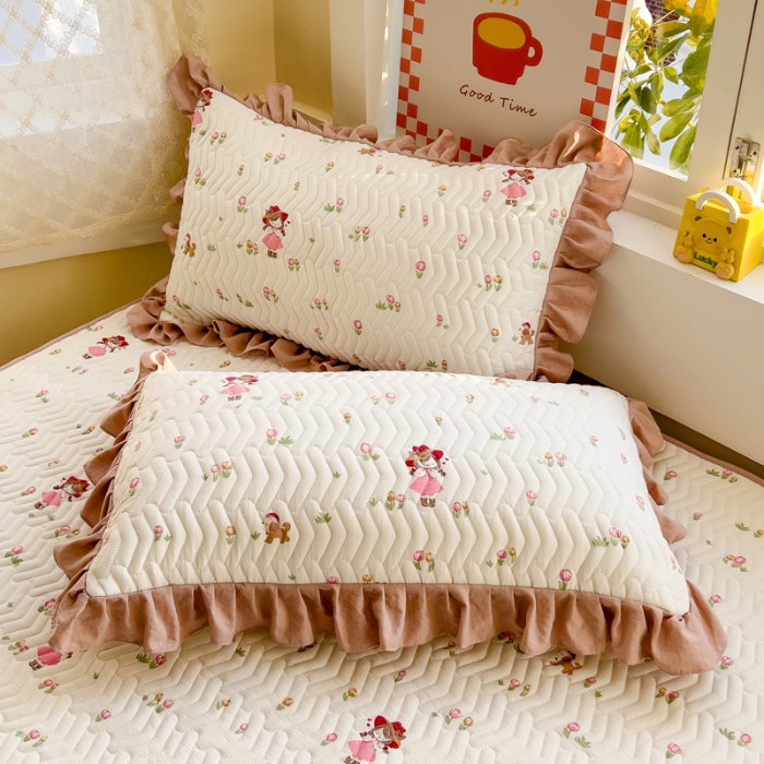 91家纺网 家纺一手货源 找家纺 纽缦家纺 2025新款云朵提花双层纱夹棉绗缝床笠 蜜糖之恋