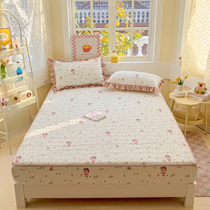 91家纺网 家纺一手货源 找家纺 纽缦家纺 2025新款云朵提花双层纱夹棉绗缝床笠 蜜糖之恋