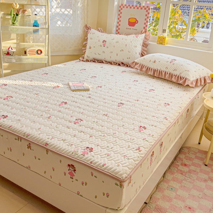 91家纺网 家纺一手货源 找家纺 纽缦家纺 2025新款云朵提花双层纱夹棉绗缝床笠 蜜糖之恋