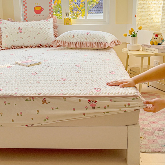 91家纺网 家纺一手货源 找家纺 纽缦家纺 2025新款云朵提花双层纱夹棉绗缝床笠 蜜糖之恋