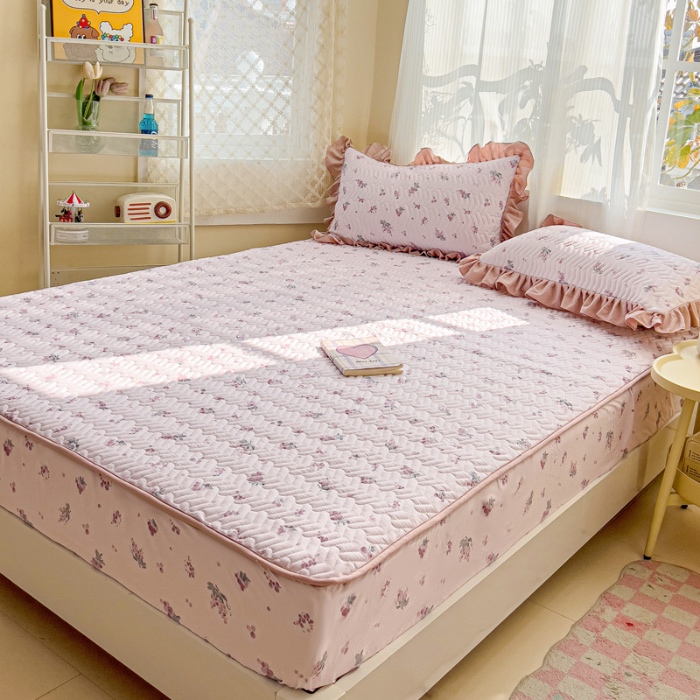 91家纺网 家纺一手货源 找家纺 纽缦家纺 2025新款云朵提花双层纱夹棉绗缝床笠 葡萄七分甜