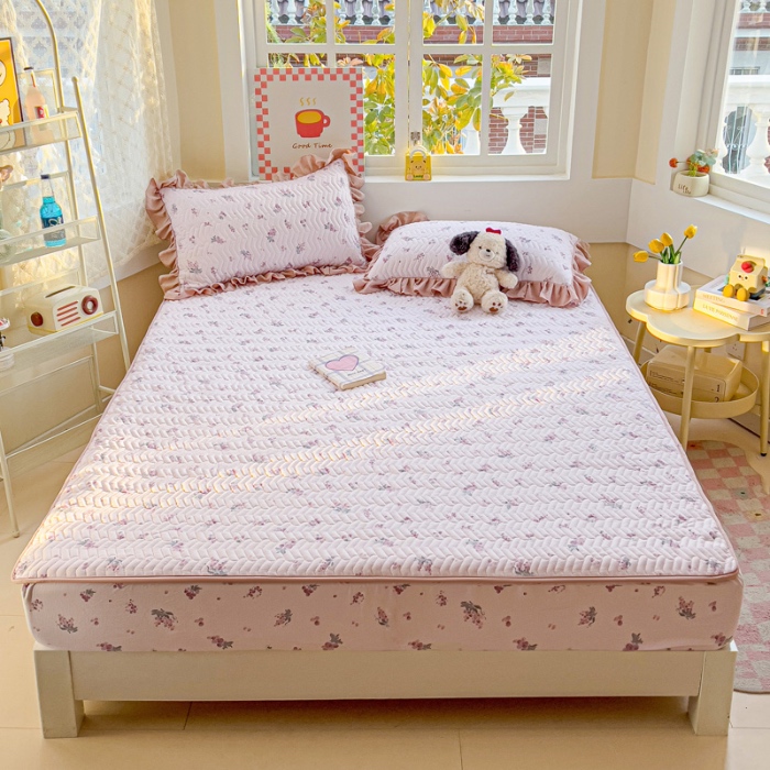 91家纺网 家纺一手货源 找家纺 纽缦家纺 2025新款云朵提花双层纱夹棉绗缝床笠 葡萄七分甜