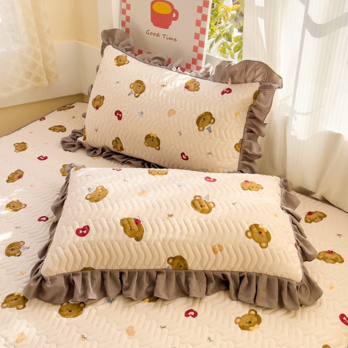 91家纺网 家纺一手货源 找家纺 纽缦家纺 2025新款云朵提花双层纱夹棉绗缝床笠 奇妙小熊米