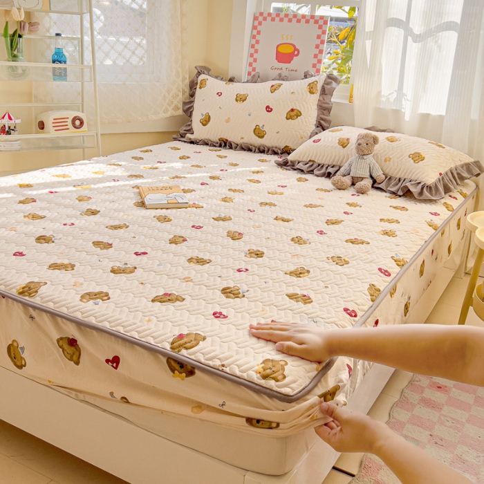 91家纺网 家纺一手货源 找家纺 纽缦家纺 2025新款云朵提花双层纱夹棉绗缝床笠 奇妙小熊米