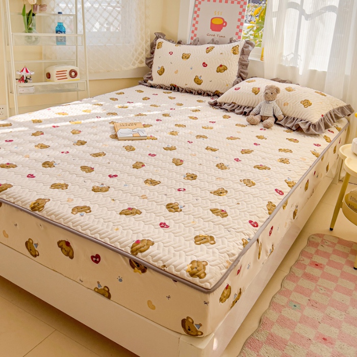 91家纺网 家纺一手货源 找家纺 纽缦家纺 2025新款云朵提花双层纱夹棉绗缝床笠 奇妙小熊米