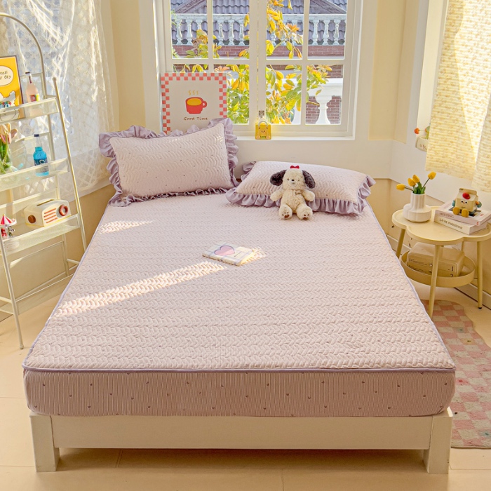 91家纺网 家纺一手货源 找家纺 纽缦家纺 2025新款云朵提花双层纱夹棉绗缝床笠 倾心紫