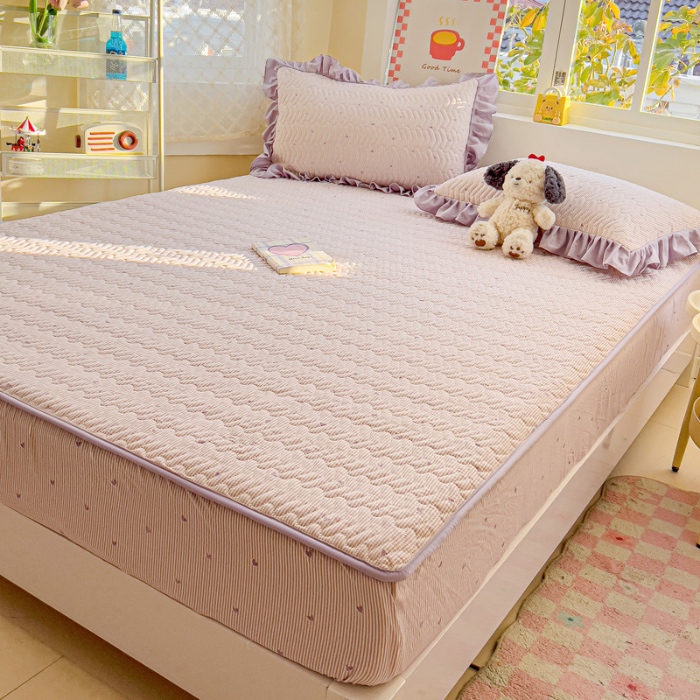 91家纺网 家纺一手货源 找家纺 纽缦家纺 2025新款云朵提花双层纱夹棉绗缝床笠 倾心紫