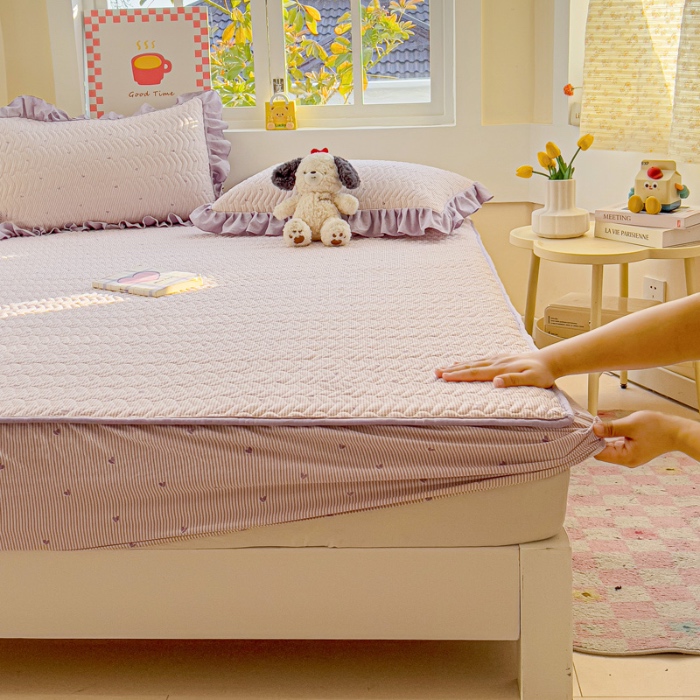 91家纺网 家纺一手货源 找家纺 纽缦家纺 2025新款云朵提花双层纱夹棉绗缝床笠 倾心紫