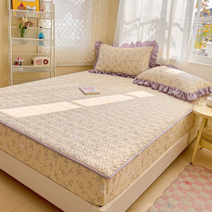 91家纺网 家纺一手货源 找家纺 纽缦家纺 2025新款云朵提花双层纱夹棉绗缝床笠 森林野园