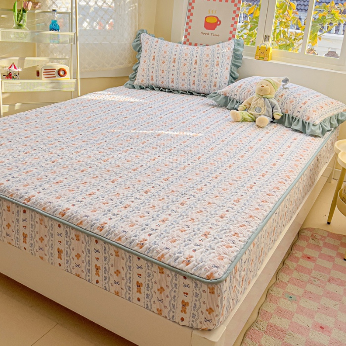 91家纺网 家纺一手货源 找家纺 纽缦家纺 2025新款云朵提花双层纱夹棉绗缝床笠 他和她的兔