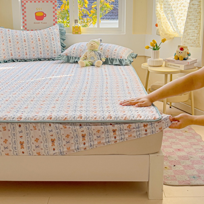 91家纺网 家纺一手货源 找家纺 纽缦家纺 2025新款云朵提花双层纱夹棉绗缝床笠 他和她的兔