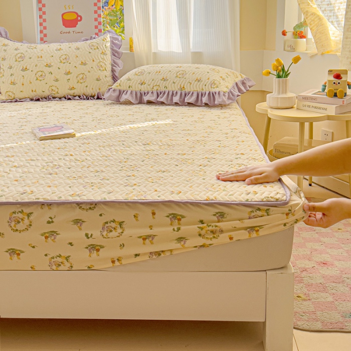 91家纺网 家纺一手货源 找家纺 纽缦家纺 2025新款云朵提花双层纱夹棉绗缝床笠 兔子的欢喜