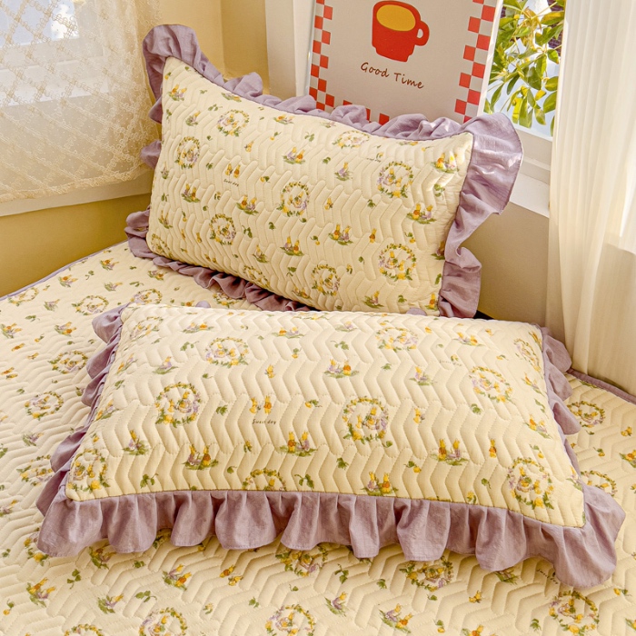 91家纺网 家纺一手货源 找家纺 纽缦家纺 2025新款云朵提花双层纱夹棉绗缝床笠 兔子的欢喜