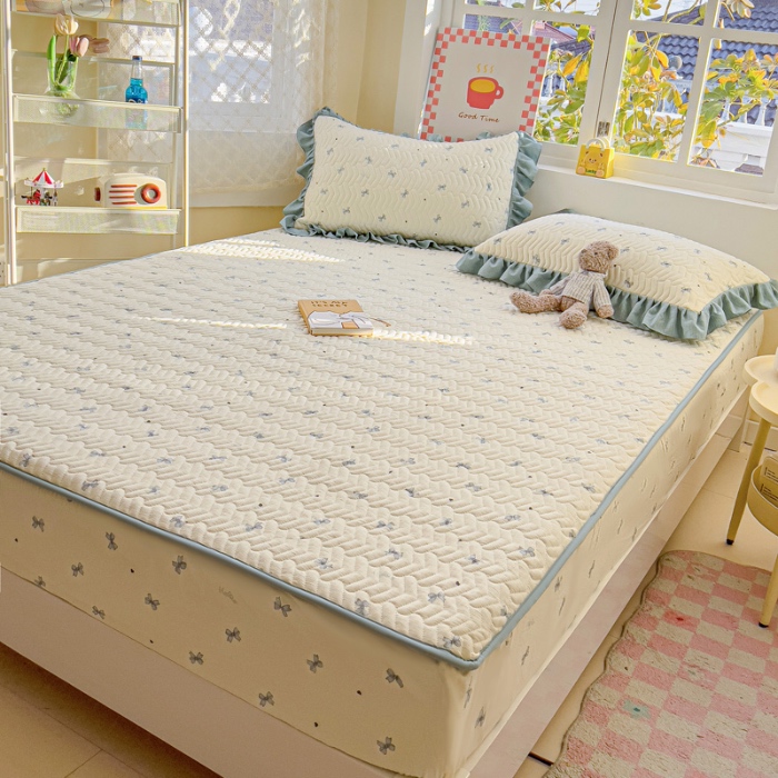 91家纺网 家纺一手货源 找家纺 纽缦家纺 2025新款云朵提花双层纱夹棉绗缝床笠 相思蓝