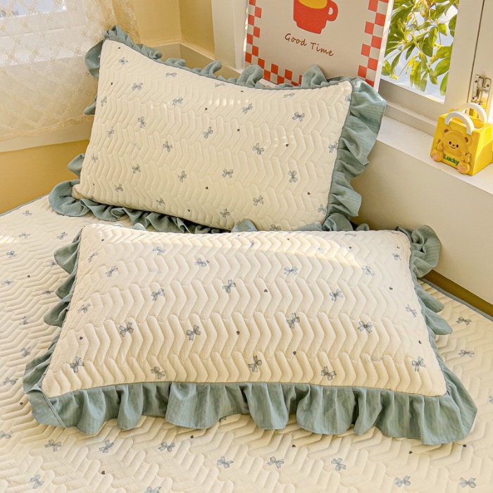 91家纺网 家纺一手货源 找家纺 纽缦家纺 2025新款云朵提花双层纱夹棉绗缝床笠 相思蓝