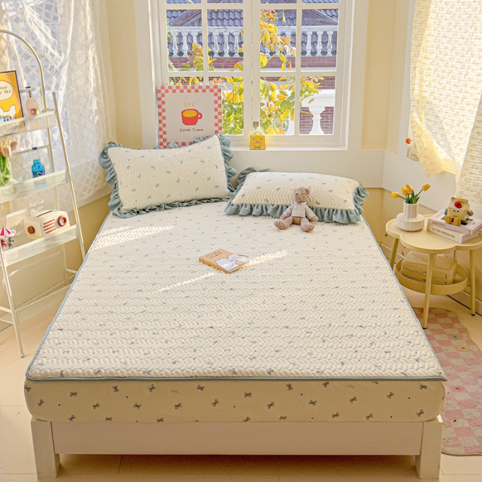 91家纺网 家纺一手货源 找家纺 纽缦家纺 2025新款云朵提花双层纱夹棉绗缝床笠 相思蓝