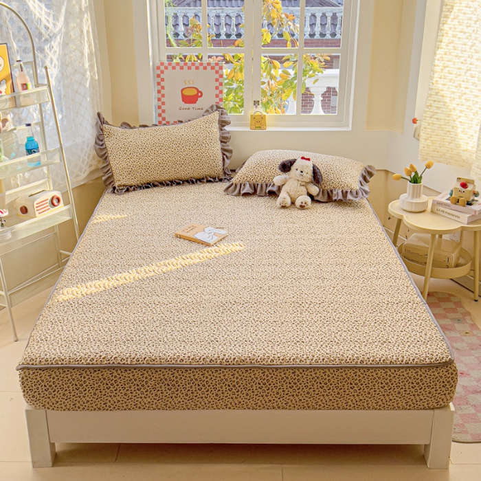 91家纺网 家纺一手货源 找家纺 纽缦家纺 2025新款云朵提花双层纱夹棉绗缝床笠 小豹纹