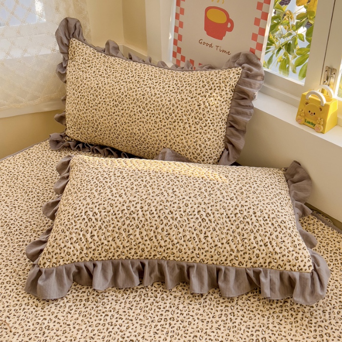 91家纺网 家纺一手货源 找家纺 纽缦家纺 2025新款云朵提花双层纱夹棉绗缝床笠 小豹纹