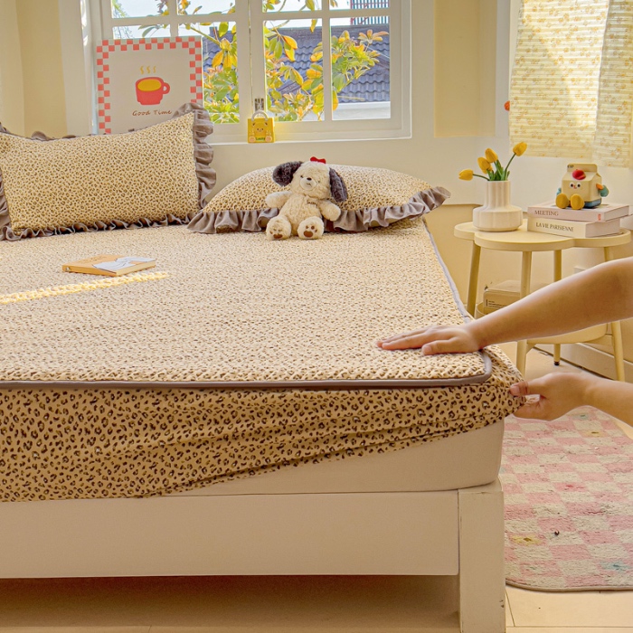 91家纺网 家纺一手货源 找家纺 纽缦家纺 2025新款云朵提花双层纱夹棉绗缝床笠 小豹纹