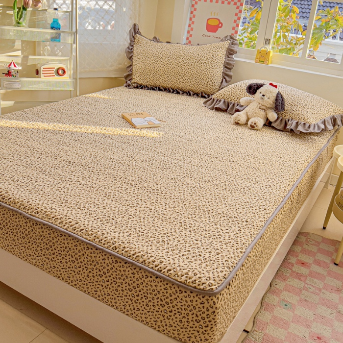 91家纺网 家纺一手货源 找家纺 纽缦家纺 2025新款云朵提花双层纱夹棉绗缝床笠 小豹纹