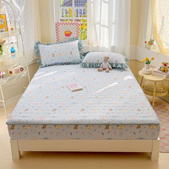 91家纺网 家纺一手货源 找家纺 纽缦家纺 2025新款云朵提花双层纱夹棉绗缝床笠 小猫时光蓝