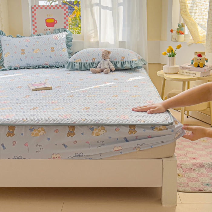 91家纺网 家纺一手货源 找家纺 纽缦家纺 2025新款云朵提花双层纱夹棉绗缝床笠 小猫时光蓝