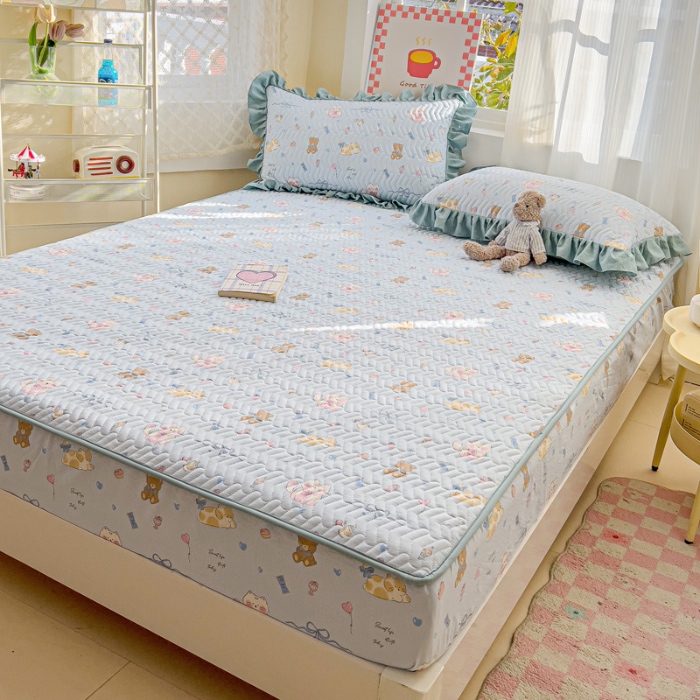 91家纺网 家纺一手货源 找家纺 纽缦家纺 2025新款云朵提花双层纱夹棉绗缝床笠 小猫时光蓝