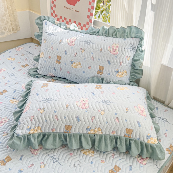 91家纺网 家纺一手货源 找家纺 纽缦家纺 2025新款云朵提花双层纱夹棉绗缝床笠 小猫时光蓝