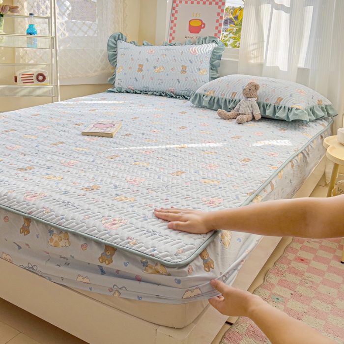 91家纺网 家纺一手货源 找家纺 纽缦家纺 2025新款云朵提花双层纱夹棉绗缝床笠 小猫时光蓝