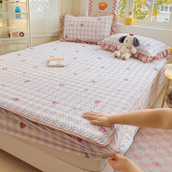 91家纺网 家纺一手货源 找家纺 纽缦家纺 2025新款云朵提花双层纱夹棉绗缝床笠 有草莓的地方