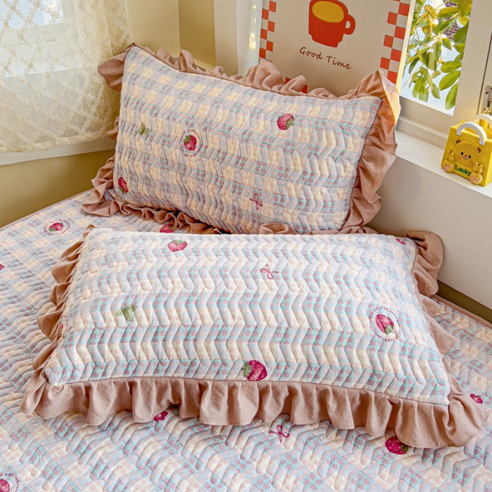 91家纺网 家纺一手货源 找家纺 纽缦家纺 2025新款云朵提花双层纱夹棉绗缝床笠 有草莓的地方