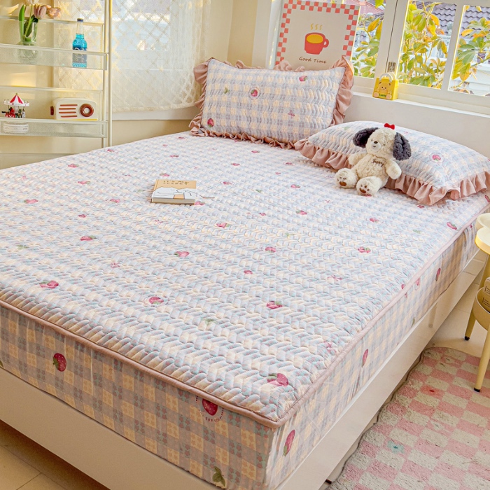 91家纺网 家纺一手货源 找家纺 纽缦家纺 2025新款云朵提花双层纱夹棉绗缝床笠 有草莓的地方