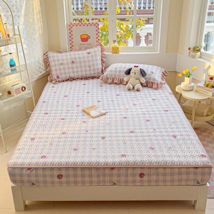 91家纺网 家纺一手货源 找家纺 纽缦家纺 2025新款云朵提花双层纱夹棉绗缝床笠 有草莓的地方