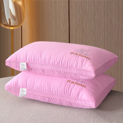 91家纺网 家纺一手货源 找家纺 兴丝露枕芯 全棉缎格纤丝枕 双边枕 立体枕 成人枕头 羽丝枕