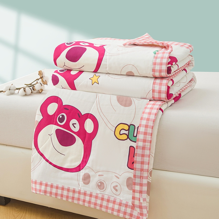 91家纺网 家纺一手货源 找家纺 棉造家居 2025新款春夏全棉纯棉印花夏被夏凉被空调被 草莓熊熊