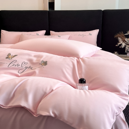 91家纺网 家纺一手货源 找家纺 （总）2025新款 专版花型 A类 精工刺绣款高克重云朵亲肤棉四件套--蝶舞