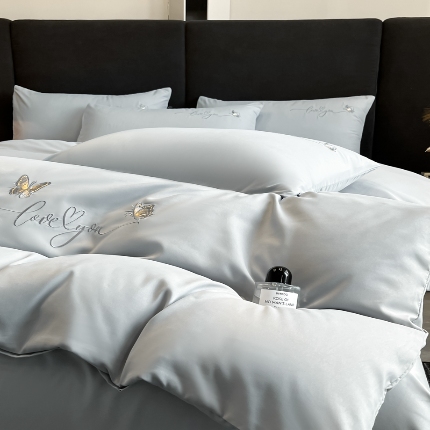 91家纺网 家纺一手货源 找家纺 （总）2025新款 专版花型 A类 精工刺绣款高克重云朵亲肤棉四件套--蝶舞