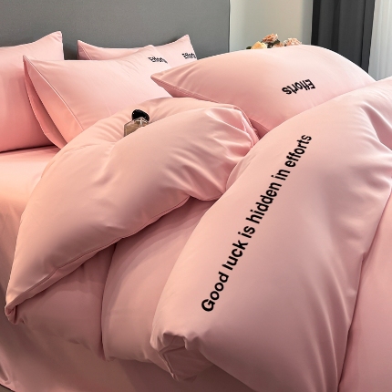 91家纺网 家纺一手货源 找家纺 （总）2025新款 专版花型 A类 精工刺绣高克重云朵亲肤棉四件套--励志