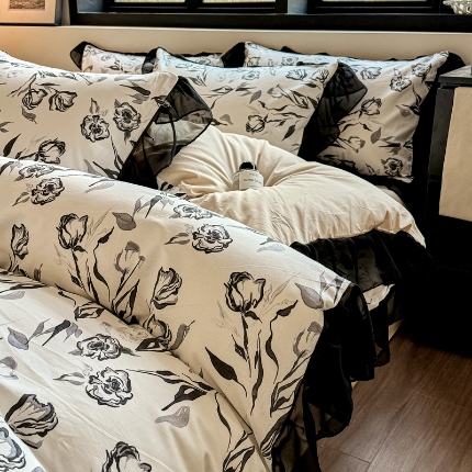 91家纺网 家纺一手货源 找家纺 （总）宅家居 2025新款爆款轻法式赫本风复古印花13372纯棉四件套韩式黑色花边40支全棉三件套