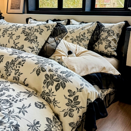 91家纺网 家纺一手货源 找家纺 （总）宅家居 2025新款爆款轻法式赫本风复古印花13372纯棉四件套韩式黑色花边40支全棉三件套