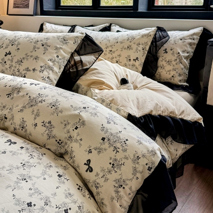 91家纺网 家纺一手货源 找家纺 （总）宅家居 2025新款爆款轻法式赫本风复古印花13372纯棉四件套韩式黑色花边40支全棉三件套