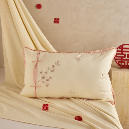 91家纺网 家纺一手货源 找家纺 （总）2025新款 邂逅浪漫 为爱珍藏 柔滑美感中国风枕芯 淑女婚庆枕头