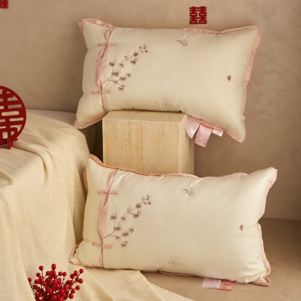 91家纺网 家纺一手货源 找家纺 （总）2025新款 邂逅浪漫 为爱珍藏 柔滑美感中国风枕芯 淑女婚庆枕头